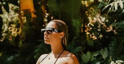 Anitta posa nua em dia de Sol e arranca suspiros